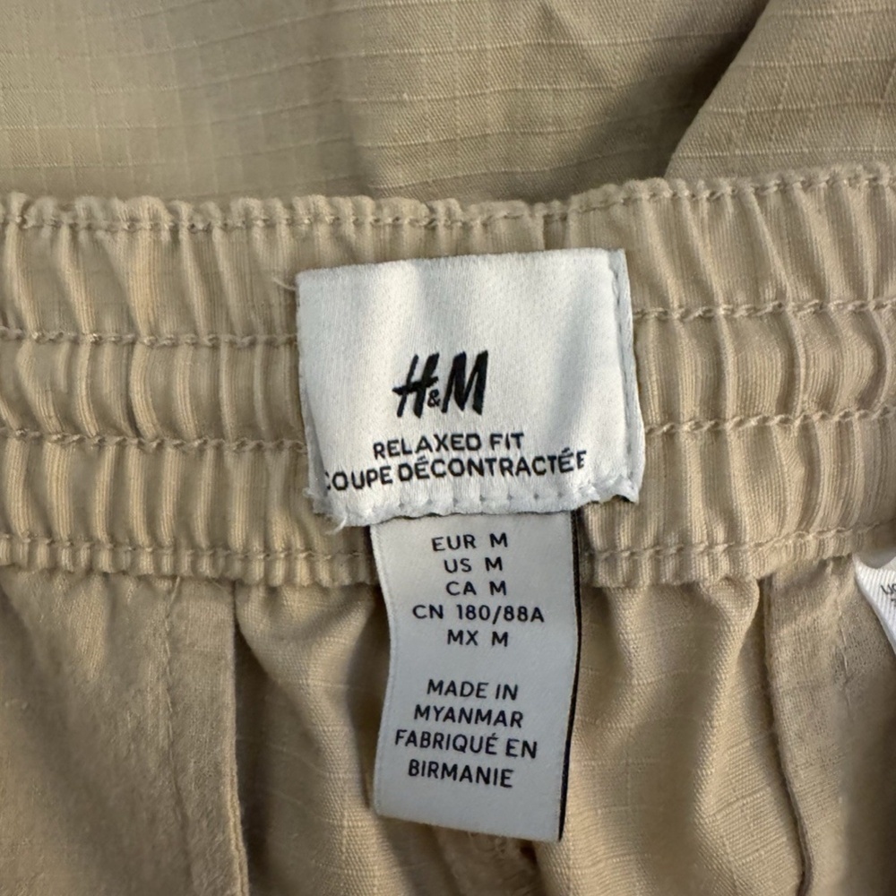H&M Medium Solid Beige Pull-On Relaxed Fit Cargo Shorts w/Drawstring Closure - Picture 5 of 6
